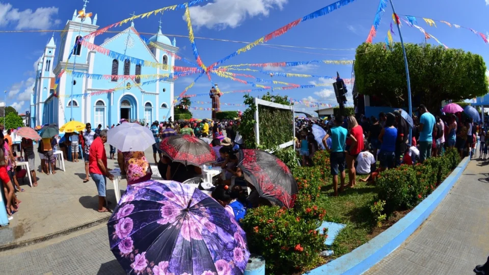 Borba atrai turistas com piscinas naturais e festa religiosa