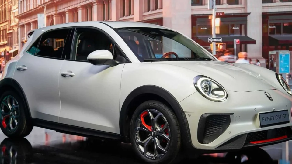 Carro elétrico Ora 03 é lançado com o entorno do Teatro Amazonas como cenário