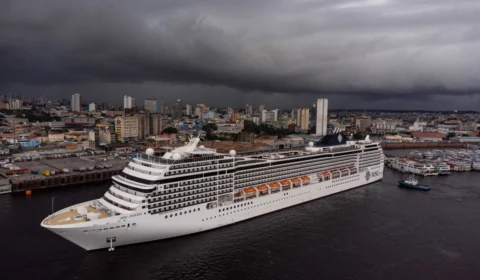 MSC Poesia chega em Manaus com 3 mil turistas