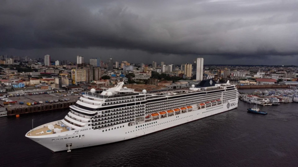 MSC Poesia chega em Manaus com 3 mil turistas