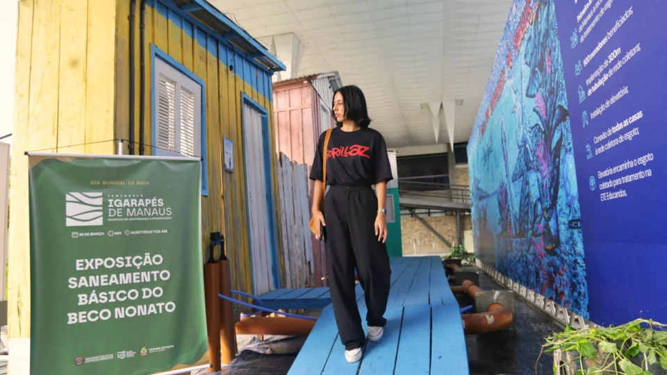 Exposição em tamanho real do Beco Nonato é exibida no TCE-AM em seminário sobre igarapés