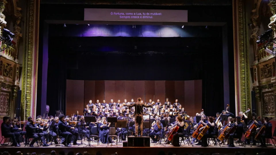 Estreia de ‘Carmina Burana’ na Temporada dos Corpos Artísticos encanta amazonenses e turistas no Teatro Amazonas