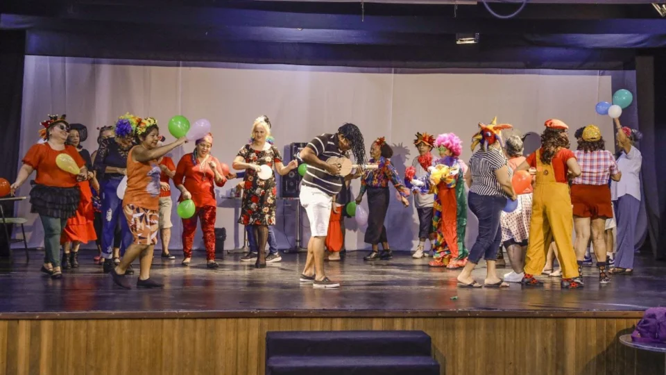 Liceu de Artes e Ofícios Claudio Santoro promove curso de teatro, coral e dança para o público 50+