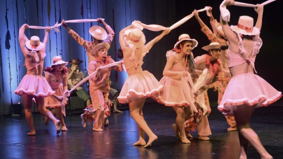 Balé Folclórico apresenta espetáculo “Folguedos 10 anos” simulando um grande arraial no Teatro Amazonas