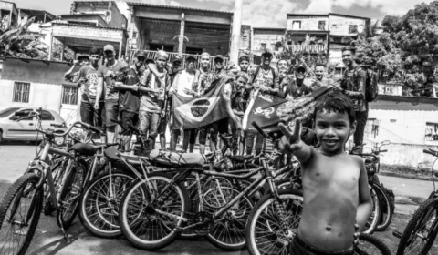 Exposição ‘Entre o Céu e a Terra’, de Alonso Jr., captura a essência do brincar em grupo