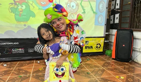 Crianças Tikuna da comunidade Wotchimaücü têm contato com a magia do cinema