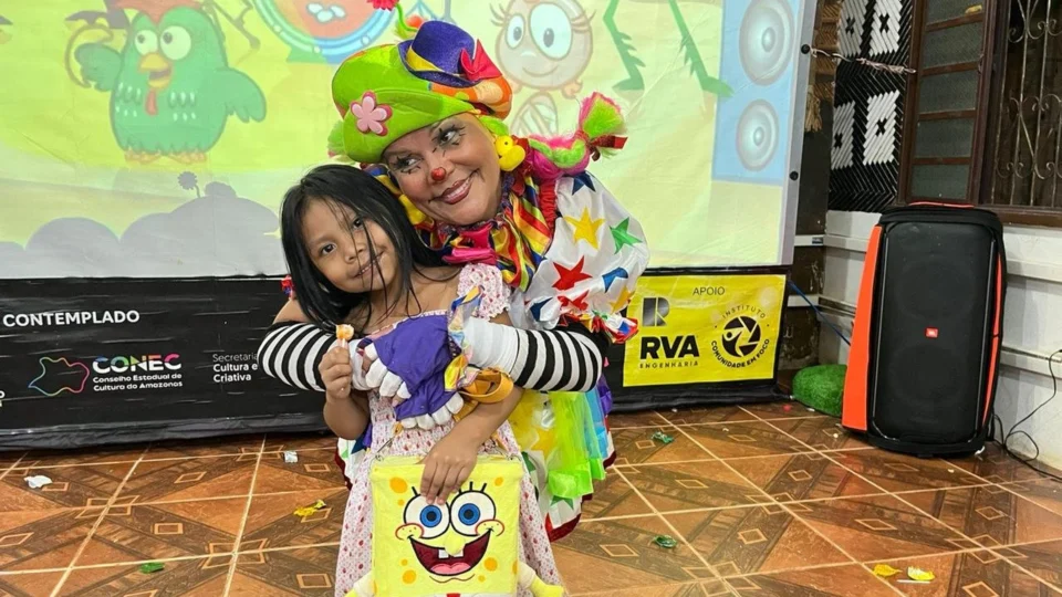 Crianças Tikuna da comunidade Wotchimaücü têm contato com a magia do cinema