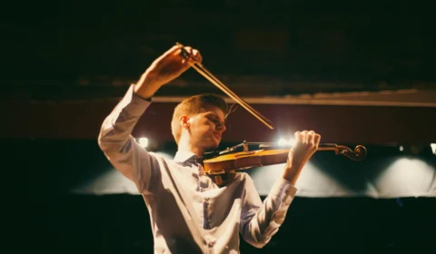 Teatro Amazonas recebe concerto para violino da Amazonas Filarmônica com participação especial