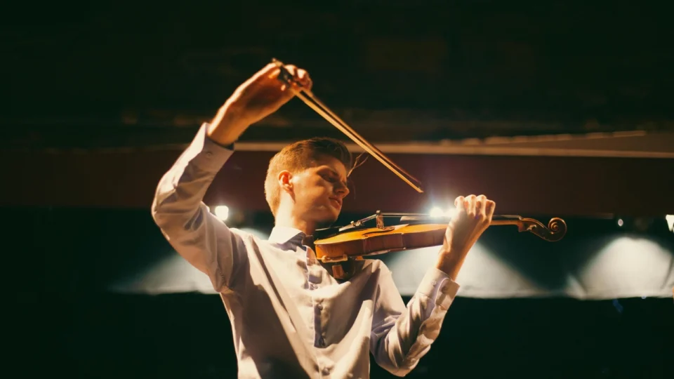 Teatro Amazonas recebe concerto para violino da Amazonas Filarmônica com participação especial