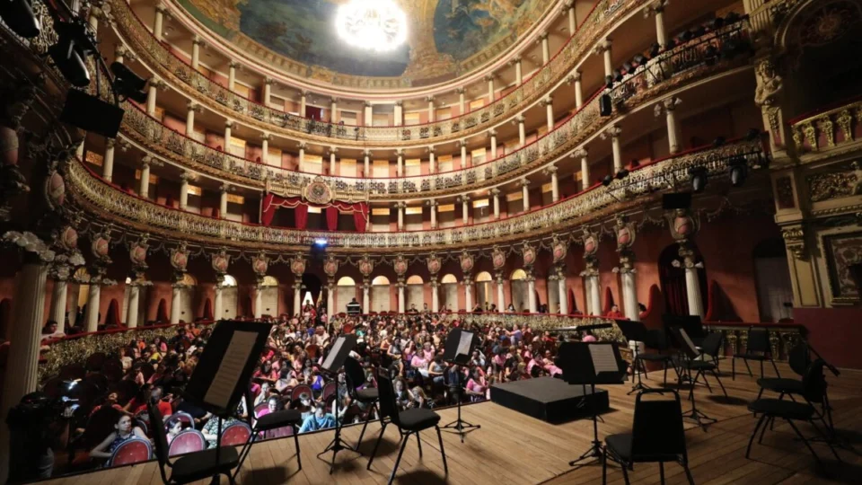 Teatro Amazonas sedia a 4ª edição da programação em alusão ao Outubro Rosa, intitulada ‘O Toque que Muda’