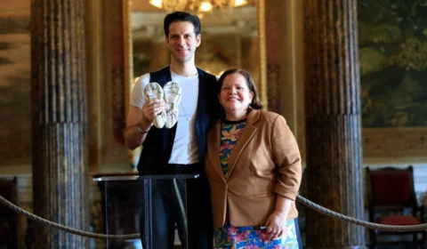 Bailarino Amazonense Marcelo Mourão Gomes renova acervo do Teatro Amazonas com doação de sapatilhas