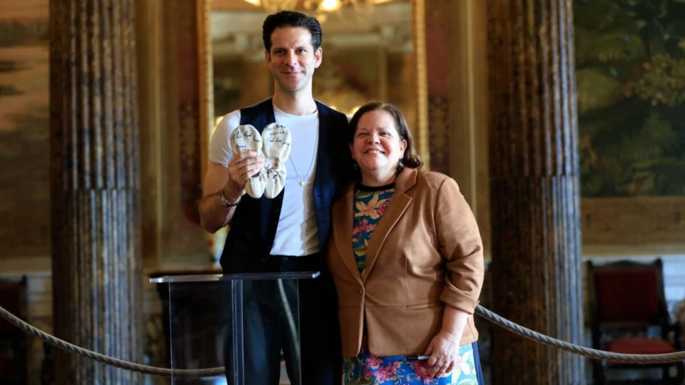 Bailarino Amazonense Marcelo Mourão Gomes renova acervo do Teatro Amazonas com doação de sapatilhas