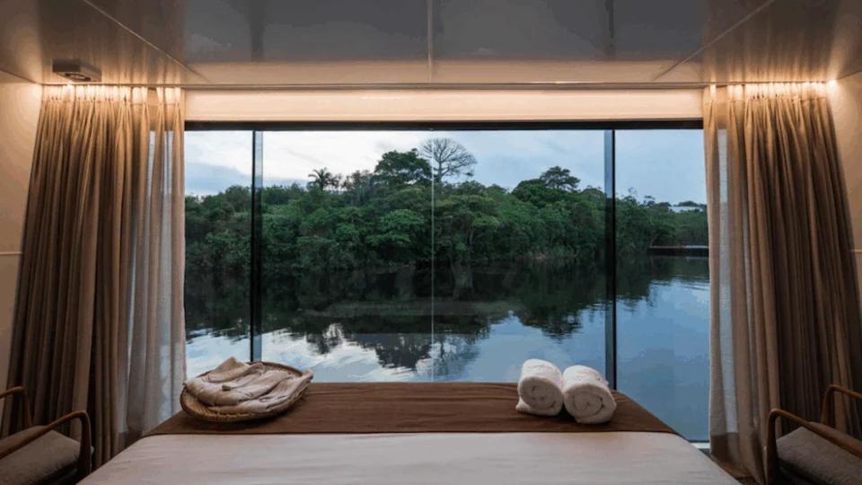 Barco-hotel: saiba como é viver essa experiência no Amazonas