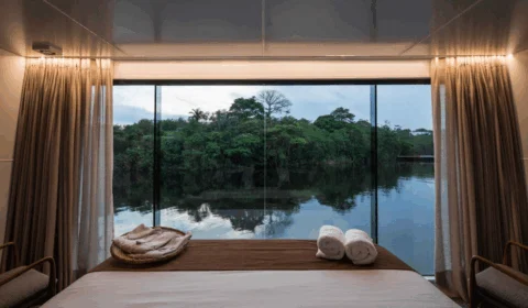 Barco-hotel: saiba como é viver essa experiência no Amazonas