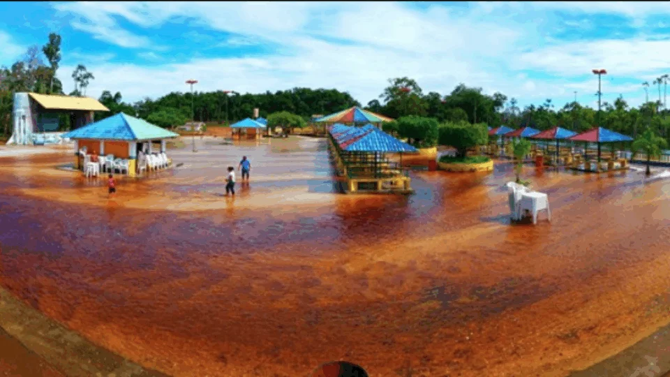 Lago transborda e vira atração em Balneário no Amazonas