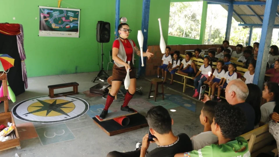 Oficina ‘Laboratório Rojo – Consonâncias no Malabarismo’ promove experimentações sensoriais e corporais na UEA