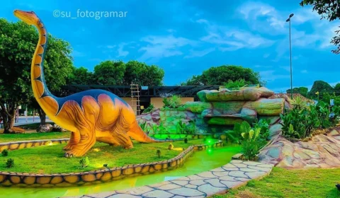 Dinossauro é atração em praça no Amazonas, conheça o lugar