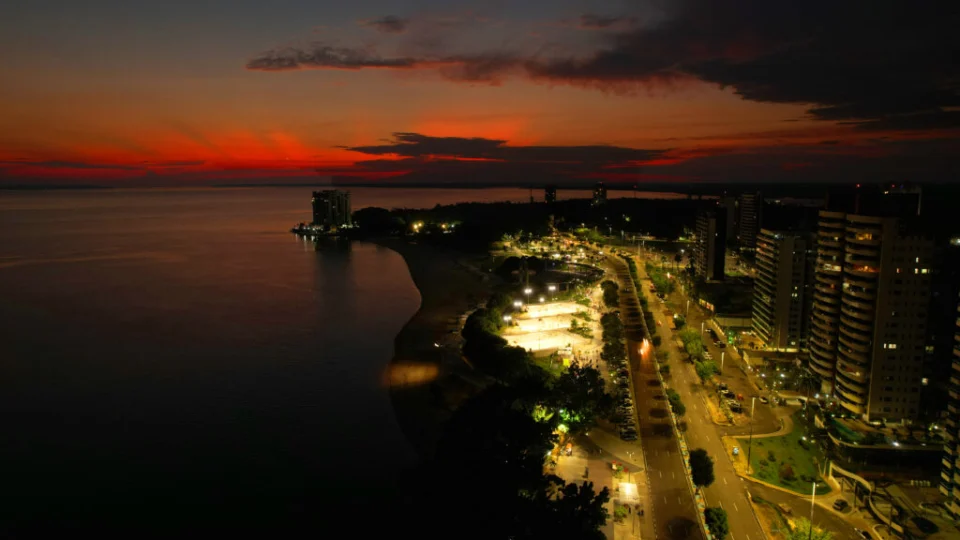 “Vumbora” ? Um dia na Ponta Negra, cartão postal de Manaus