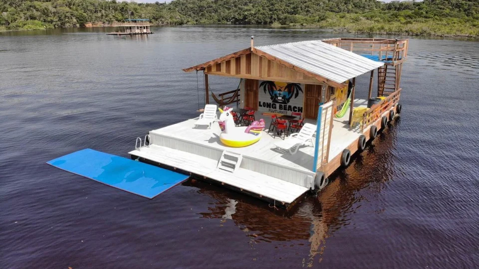 Cinco flutuantes na cidade de Manaus para curtir o dia e pernoitar no Lago do Tarumã