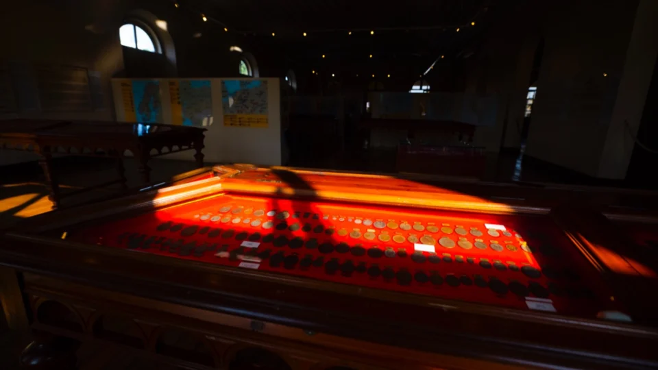 Segunda menor moeda do mundo é atração em museu de Manaus, conheça o lugar