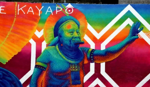 Cacique Raoni recebe mural de Raiz Campos no Centro de Manaus