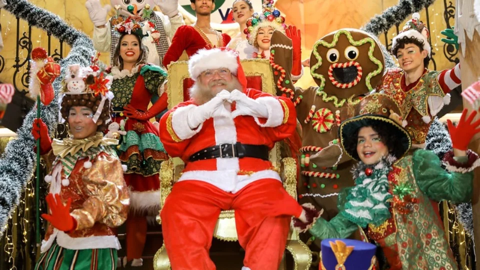 O incrível “Mundo Encantado do Natal” inicia com parada natalina neste domingo