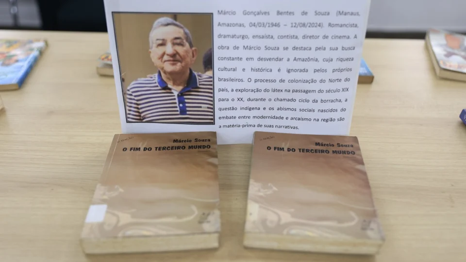 Semana do Livro e da Biblioteca: Escritor Márcio Souza é homenageado em mostra bibliográfica