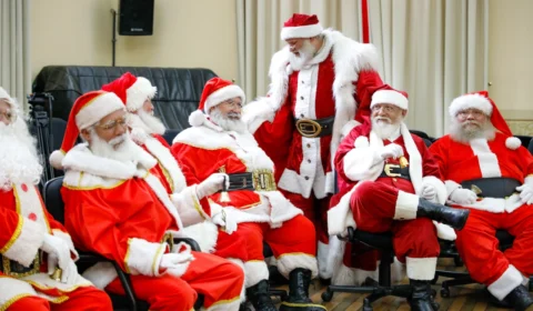 Encontro com Papais Noéis no Centro Cultural Palácio da Justiça comprova que o clima natalino já chegou