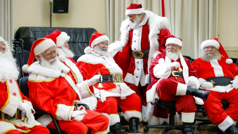 Encontro com Papais Noéis no Centro Cultural Palácio da Justiça comprova que o clima natalino já chegou