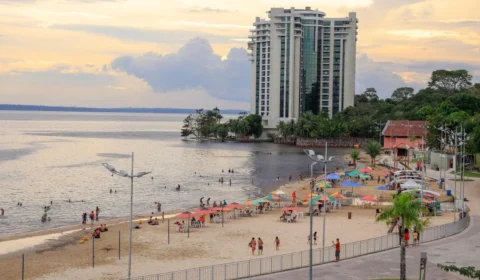Ponta Negra é liberada para banho após o nível do Rio Negro atingir 17,38 metros