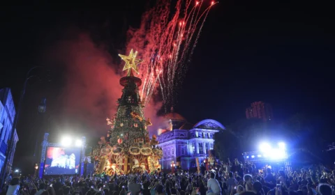 Multidão lota Largo de São Sebastião para acompanhar abertura oficial da temporada natalina