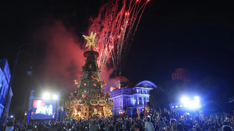 Multidão lota Largo de São Sebastião para acompanhar abertura oficial da temporada natalina