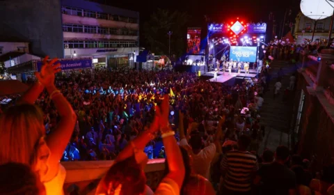 Réveillon do Largo celebra a virada com queima de fogos de baixo ruído e megaestrutura de palco