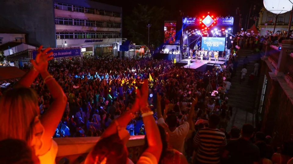 Réveillon do Largo celebra a virada com queima de fogos de baixo ruído e megaestrutura de palco