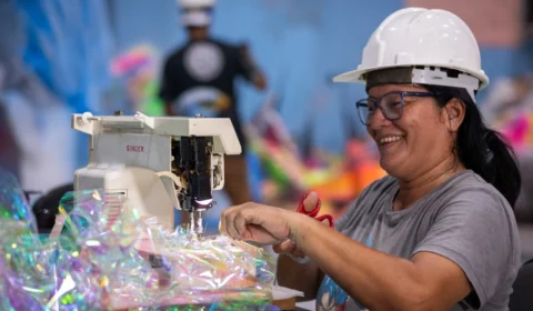 Geração de emprego e renda é realidade nos barracões das escolas de samba