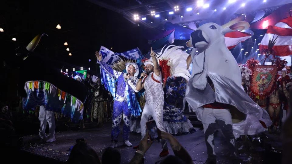 A tradicional união do boi-bumbá com o Carnaval em duas noites de festa