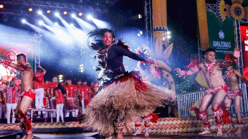 Curral do Garantido exaltou resistência indígena com espetáculo emocionante no Sambódromo