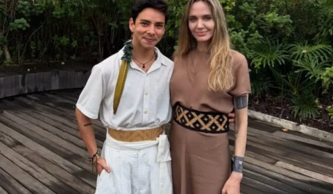 Angelina Jolie recebe presente de artista Amazonense Marcelo Duarte.