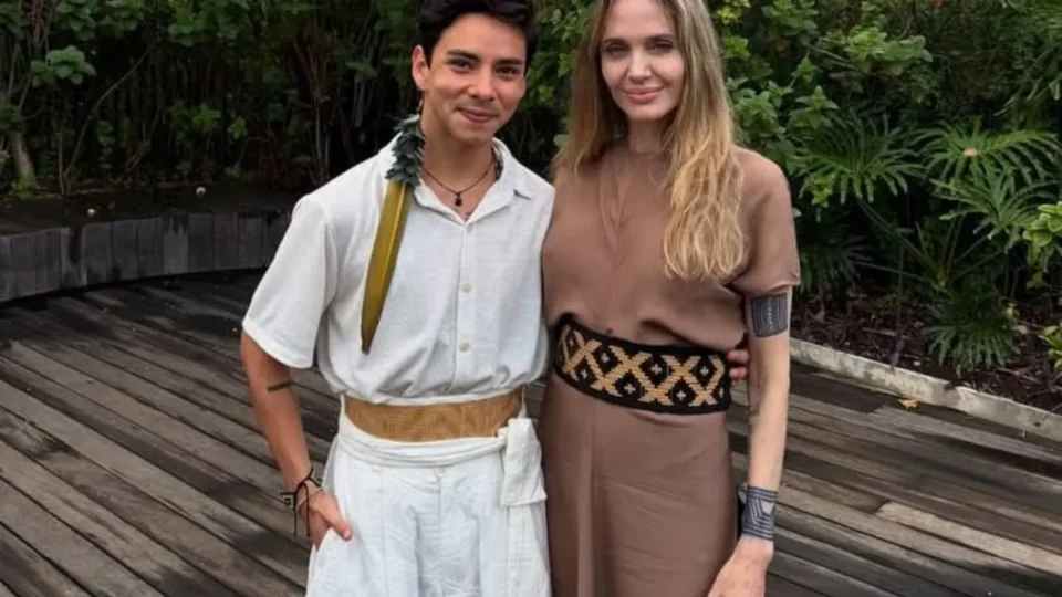 Angelina Jolie recebe presente de artista Amazonense Marcelo Duarte.