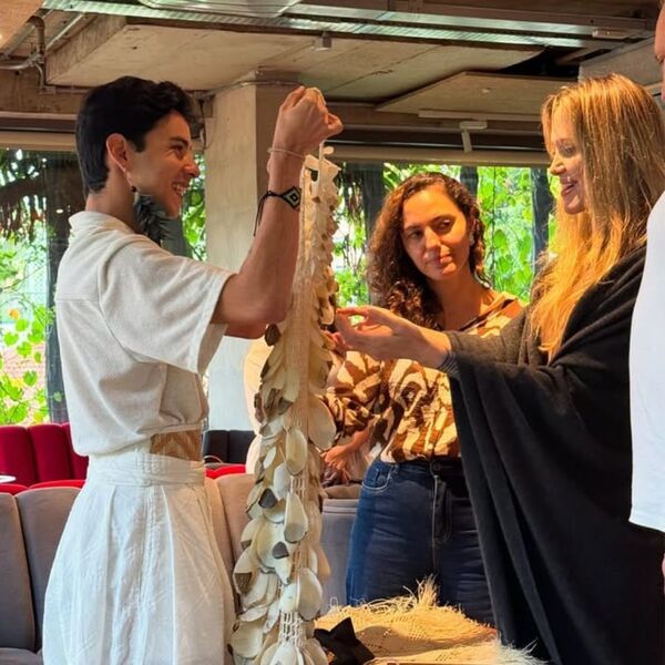 Angelina Jolie recebe presente de artista Amazonense Marcelo Duarte.