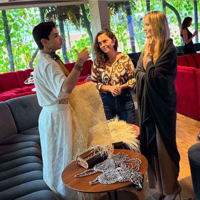 Angelina Jolie recebe presente de artista Amazonense Marcelo Duarte.