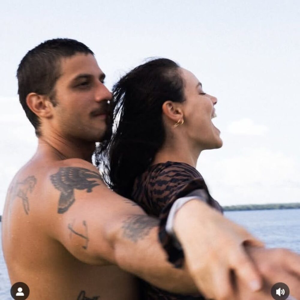 Laura Neiva e Chay Suede encantam seguidores com viagem romântica pelo Amazonas