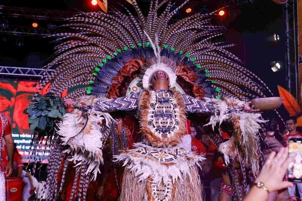 Curral do Garantido exaltou resistência indígena com espetáculo emocionante no Sambódromo