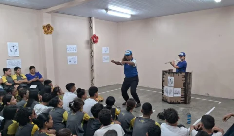 Teatro Gebes Medeiros recebe peça “Operária”, sobre o dia a dia nas fábricas