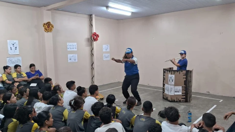 Teatro Gebes Medeiros recebe peça “Operária”, sobre o dia a dia nas fábricas