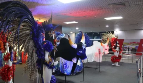 Exposição “Embarque na Magia de Parintins” recebe visitantes no Aeroporto de Manaus