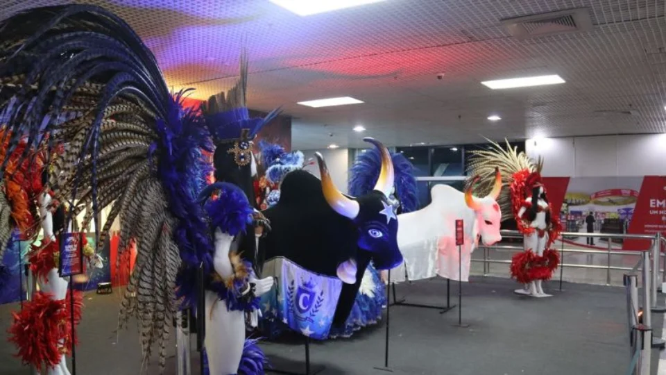 Exposição “Embarque na Magia de Parintins” recebe visitantes no Aeroporto de Manaus