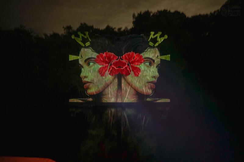 Floresta vira tela viva com arte urbana em projeções sobre as árvores do Rio Negro