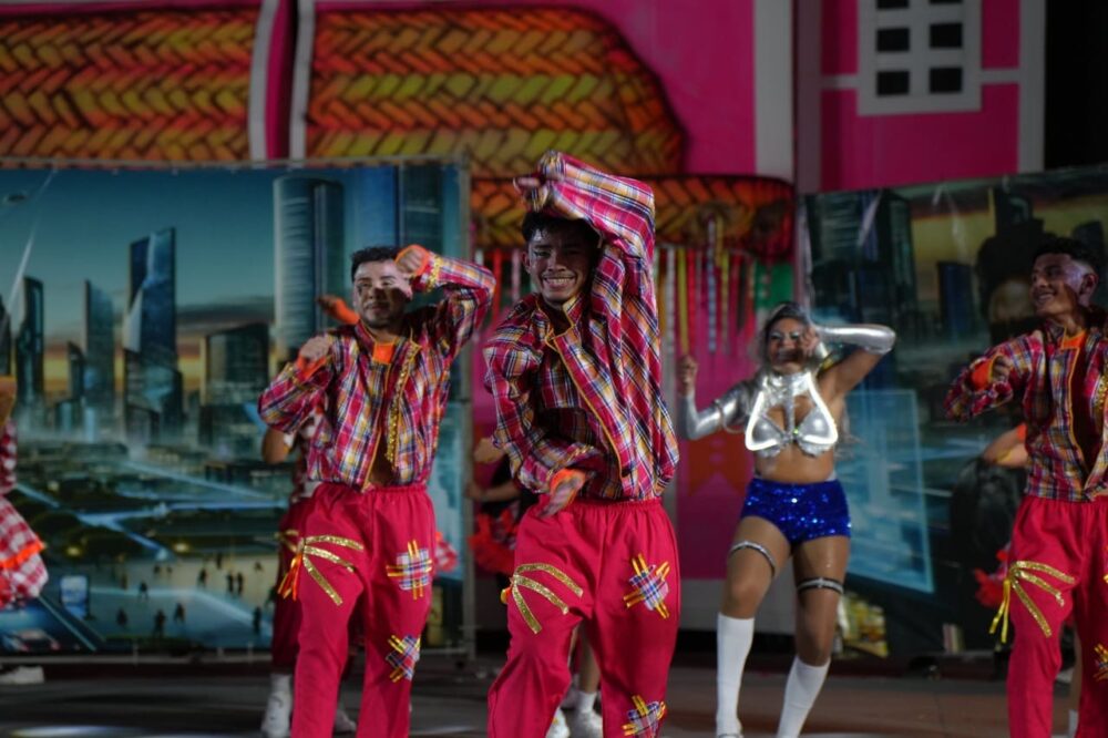 Festival Folclórico do Amazonas inicia celebrando a cultura popular.