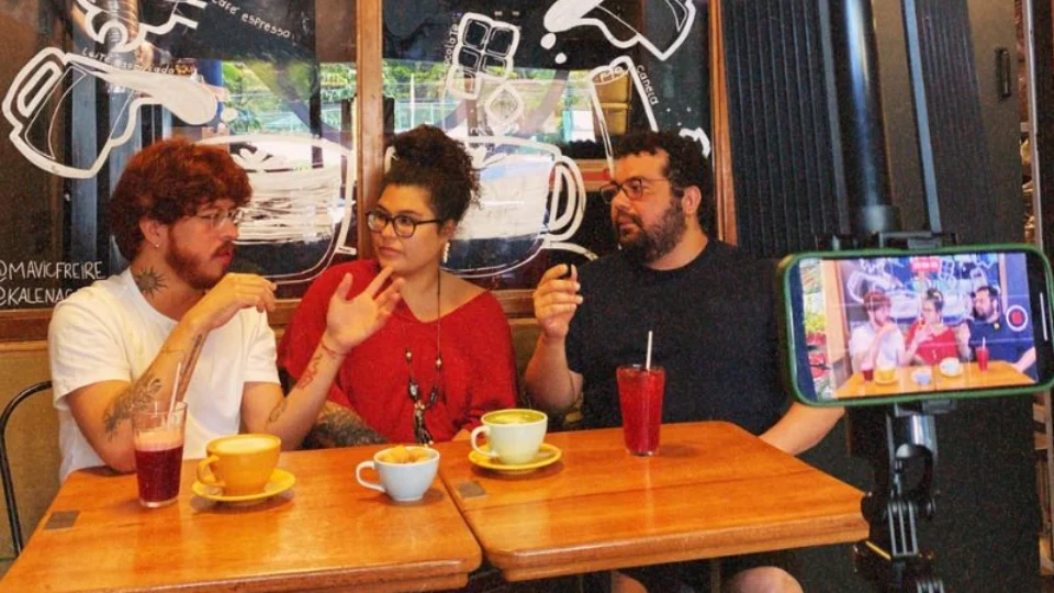 Ateliê 23 lança podcast “Vem de 3” no Spotify e Youtube com bate-papo sobre teatro e espiritualidade